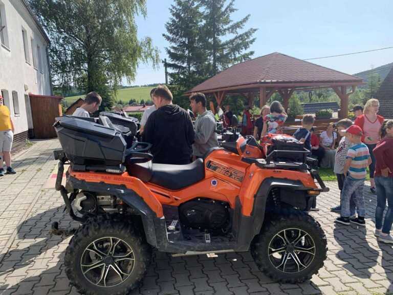 Čtyřkolky na školní zahradě